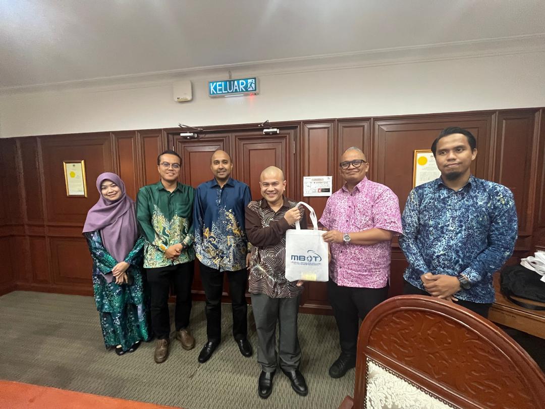 COURTESY CALL OF THE REGISTRAR MALAYSIA BOARD OF TECHNOLOGISTS TO THE DEPUTY VICE-CHANCELLOR (ACADEMIC & INTERNATIONAL) UNIVERSITI PUTRA MALAYSIA