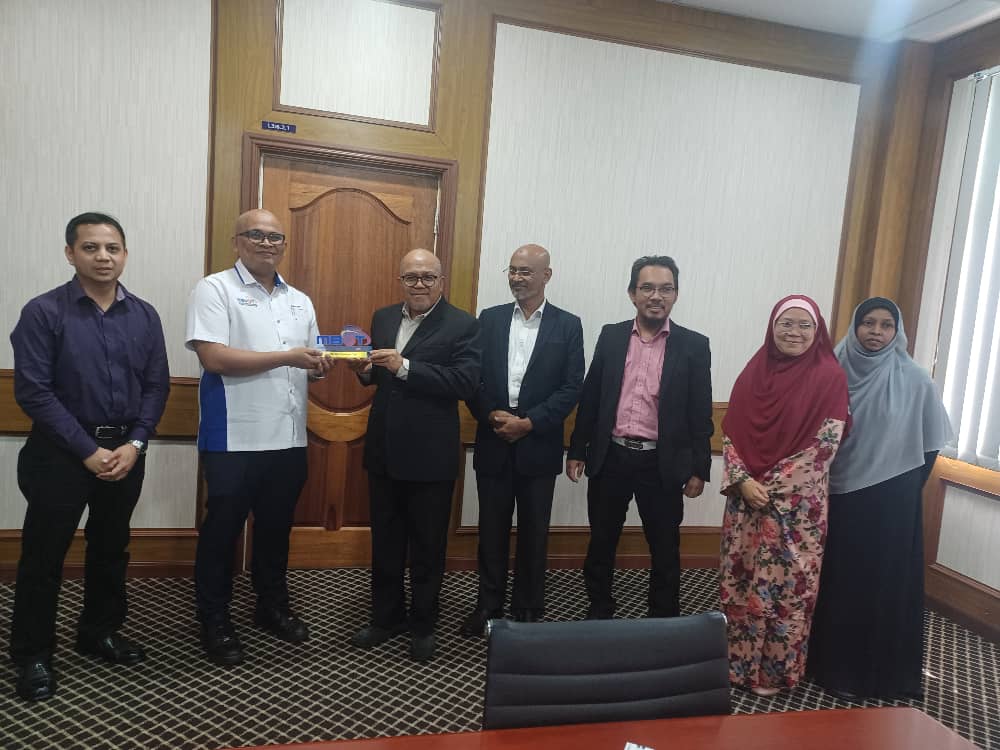 COURTESY CALL OF THE REGISTRAR MALAYSIA BOARD OF TECHNOLOGISTS TO THE REGISTRAR UNIVERSITI SULTAN AZLAN SHAH
