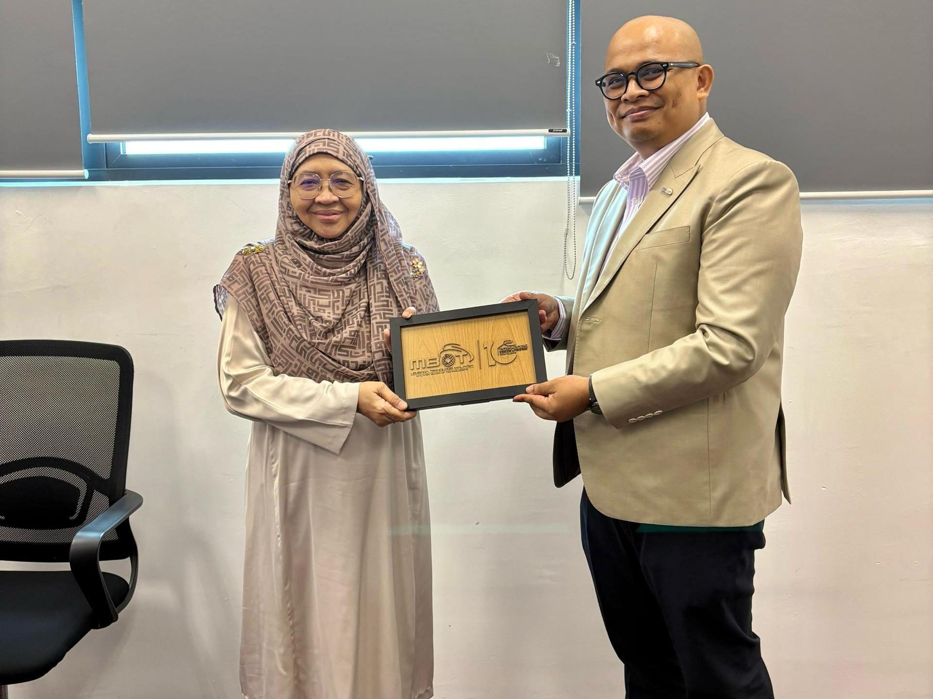 COURTESY CALL OF THE REGISTRAR MALAYSIA BOARD OF TECHNOLOGISTS TO VICE-CHANCELLOR UNIVERSITY MALAYSIA OF COMPUTER SCIENCE & ENGINEERING