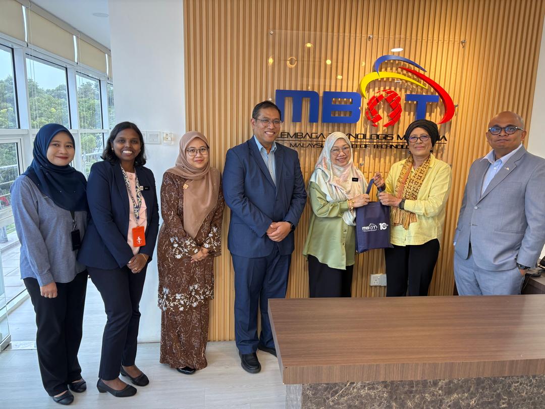 COURTESY VISIT BY THE TASKFORCE FOR ESTABLISHMENT OF MALAYSIA E-LEARNING CENTRE FROM DEPARTMENT OF HIGHER EDUCATION TO THE PRESIDENT OF MALAYSIA BOARD OF TECHNOLOGISTS