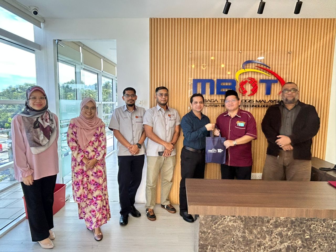 ACCREDITATION DISCUSSION SESSION BETWEEN TECHNOLOGY AND TECHNICAL ACCREDITATION SECRETARIAT AND UNIVERSITI TEKNOLOGI MALAYSIA