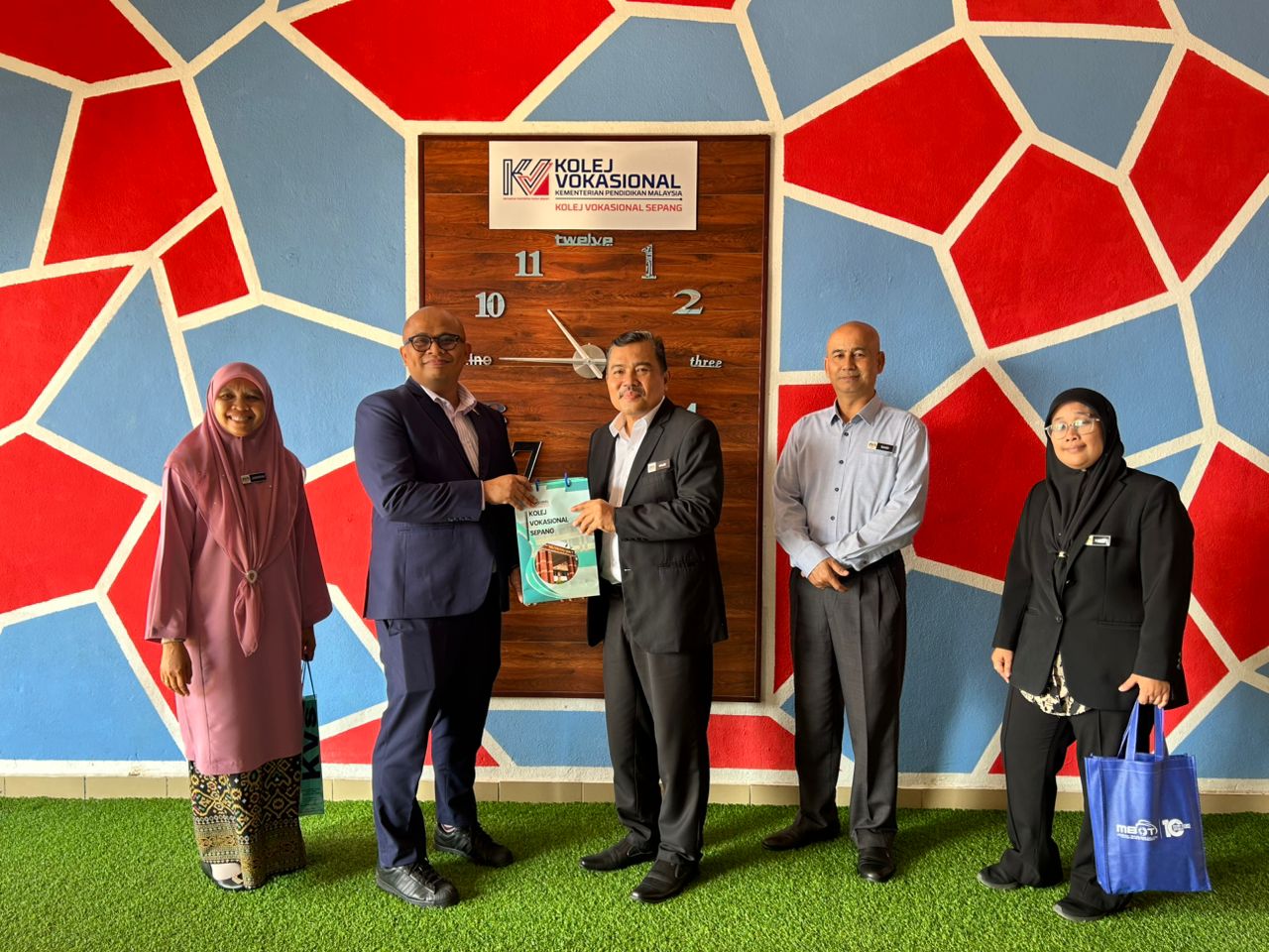 STRENGTHENING TIES BETWEEN MALAYSIA BOARD OF TECHNOLOGISTS AND KOLEJ VOKASIONAL SEPANG
